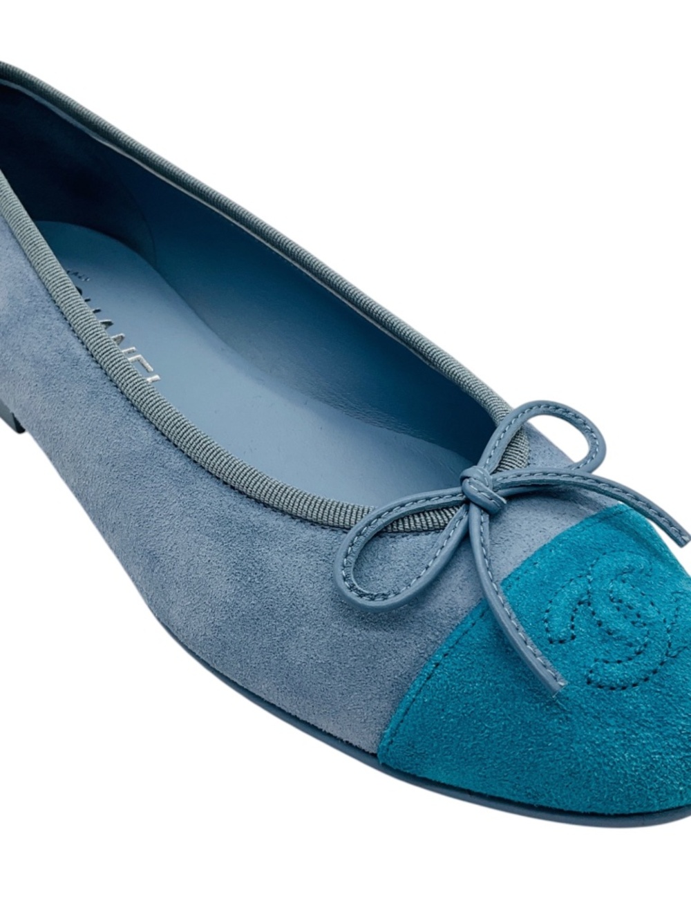 CHANEL LIGHT BLUE / TURQUOISE CC LOGO CAP TOE SUEDE CALFSKIN BALLERINA FLATS WIT